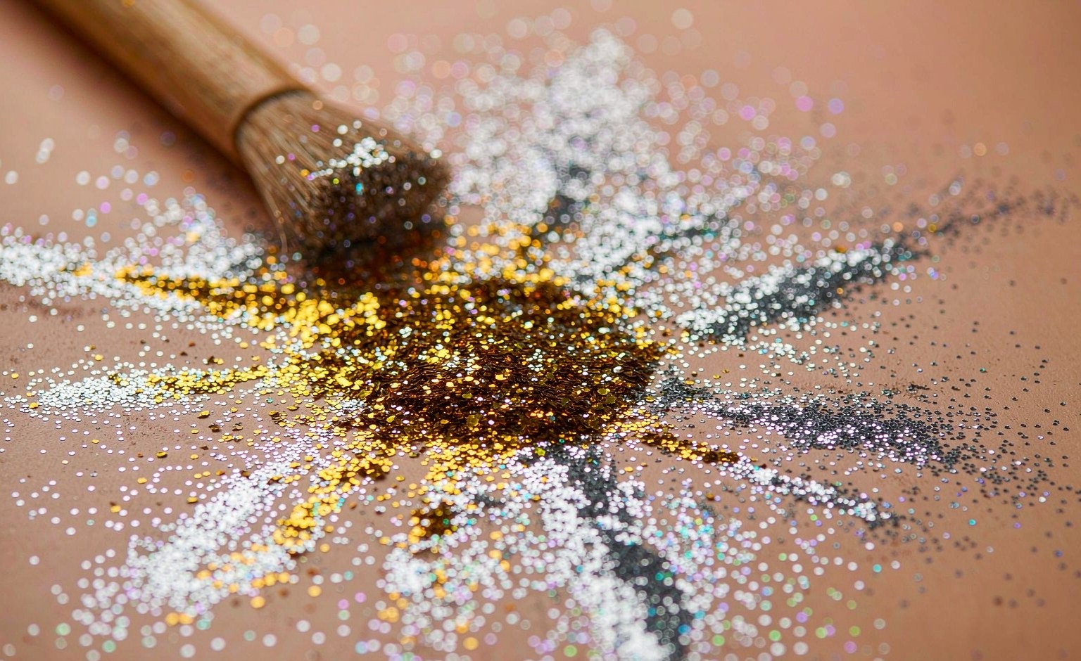 Cosmetic-Grade Glitter for Makeup and Nail Art: Body-Safe Standards, Sizes and Substrates