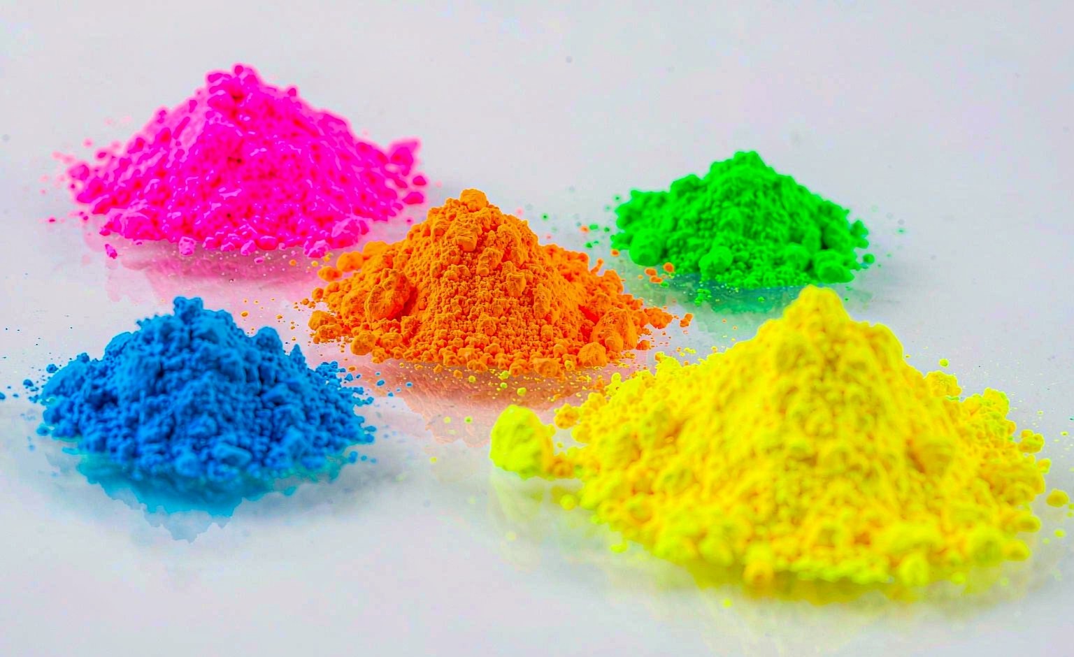 Fluorescent and Neon Pigments: Daylight-Bright Colour for Plastics, Inks and Safety Marking