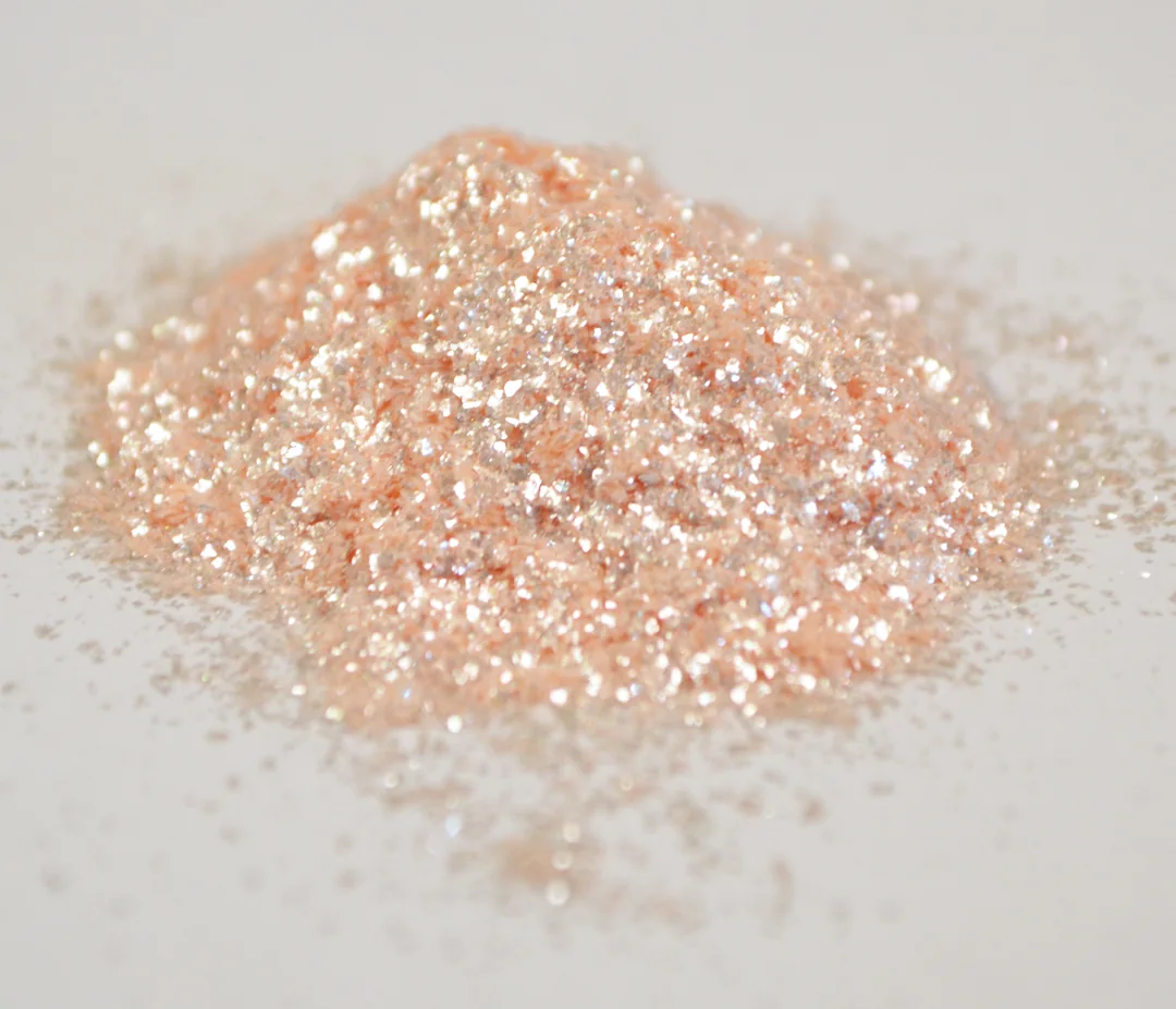 EFFECT-PIGMENT Aurora Pearl Flakes - pink pearlescent flakes close-up